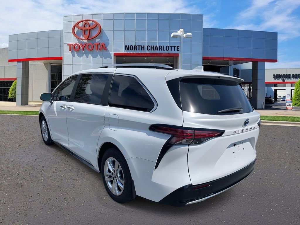 Used 2023 Toyota Sienna Limited image 7