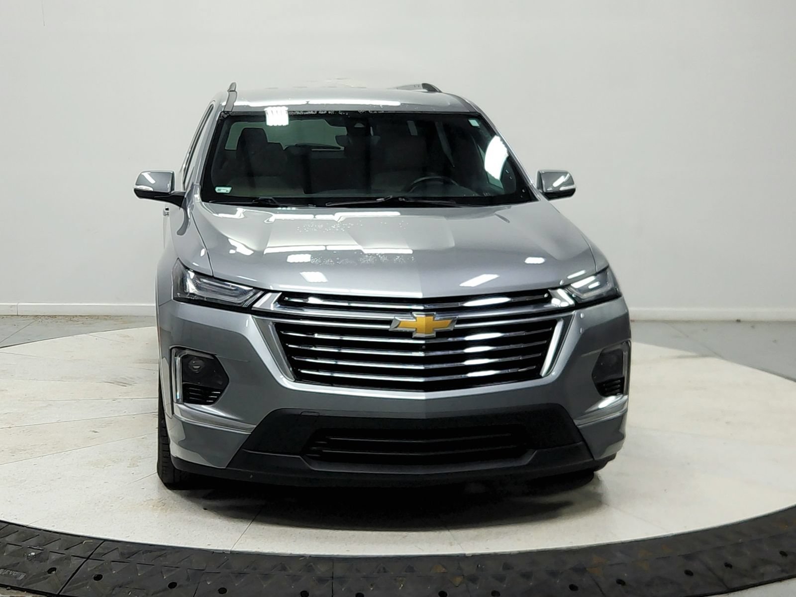 Used 2023 Chevrolet Traverse Premier FWD image 3