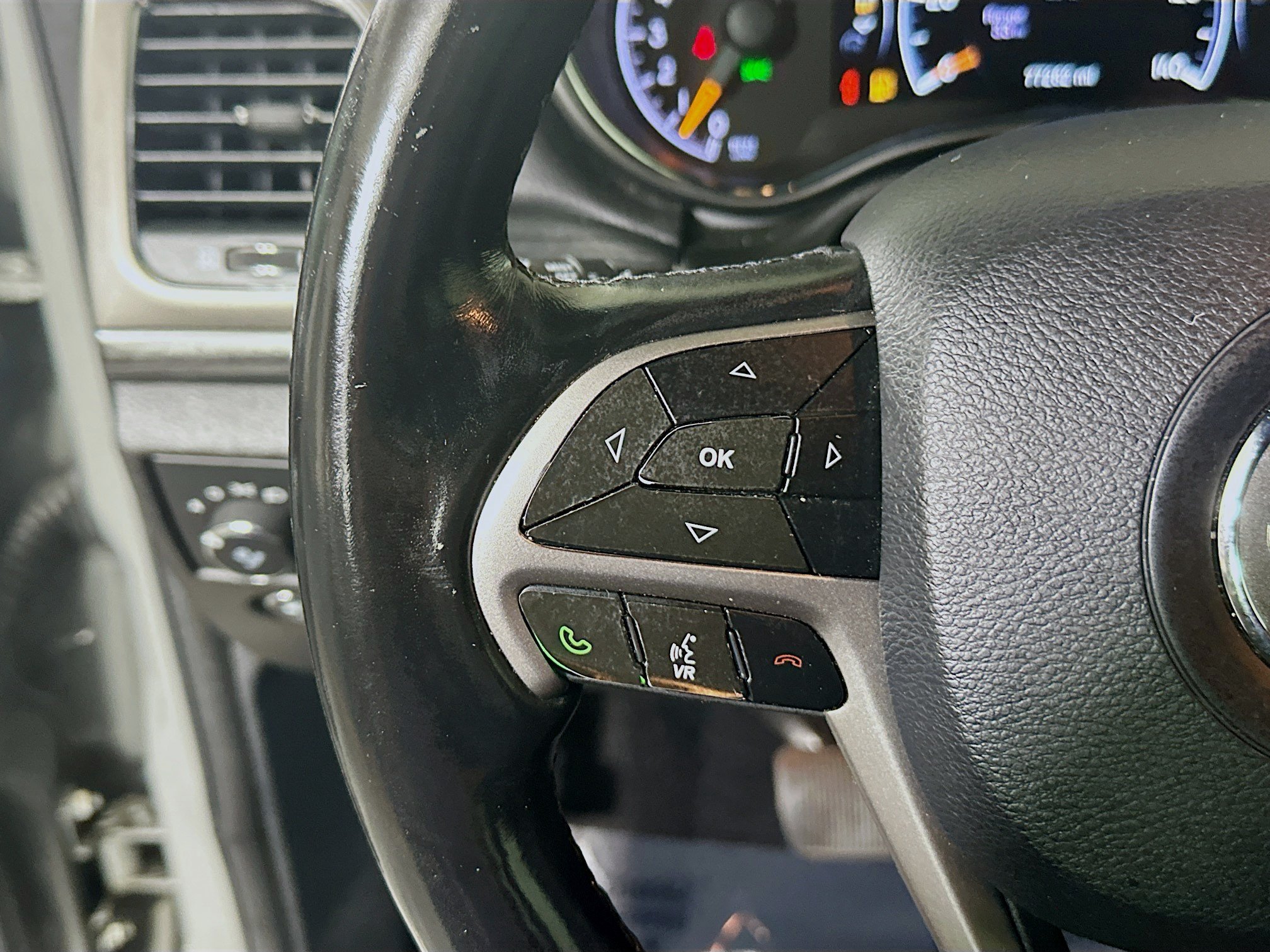 Used 2020 Jeep Grand Cherokee Altitude RWD image 16