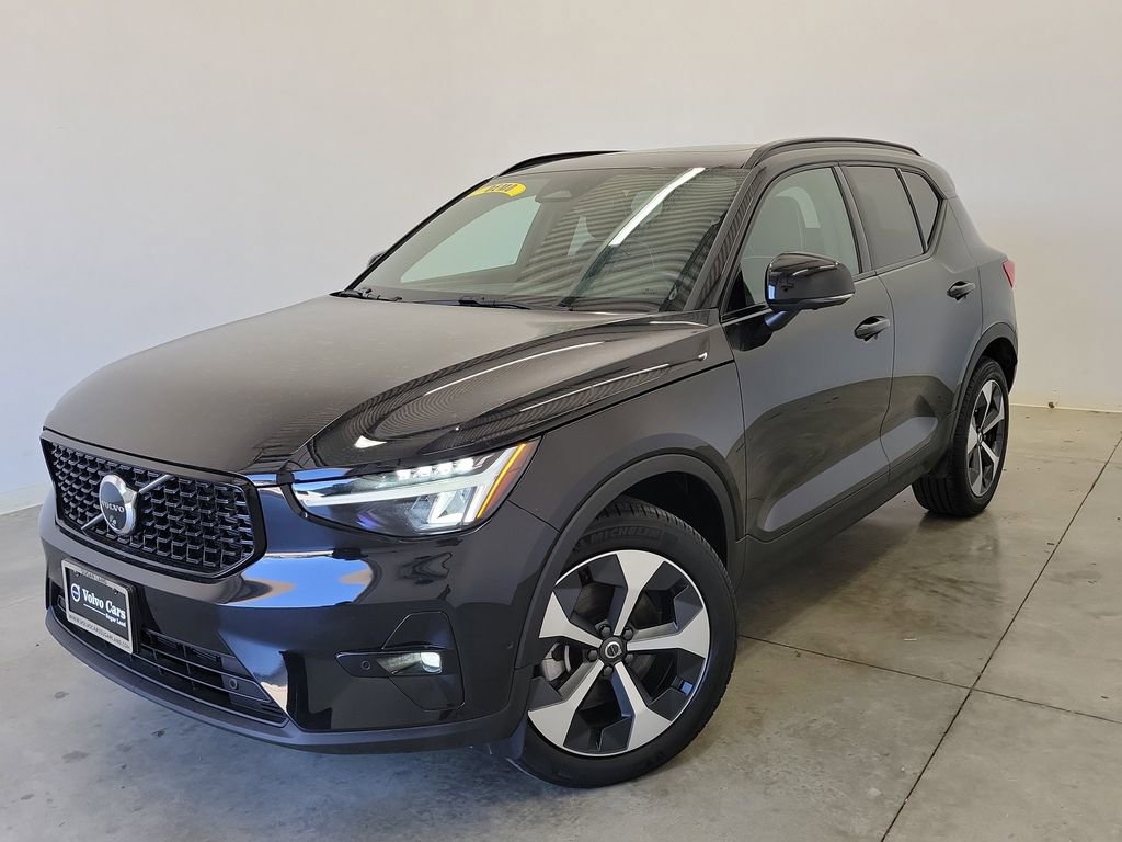 Used 2025 Volvo XC40 B5 Plus image 34