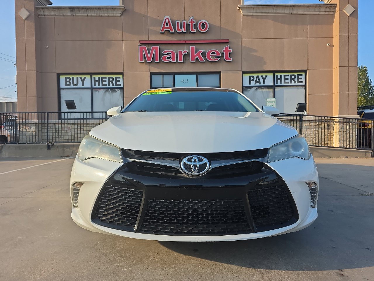 Used 2016 Toyota Camry SE image 2