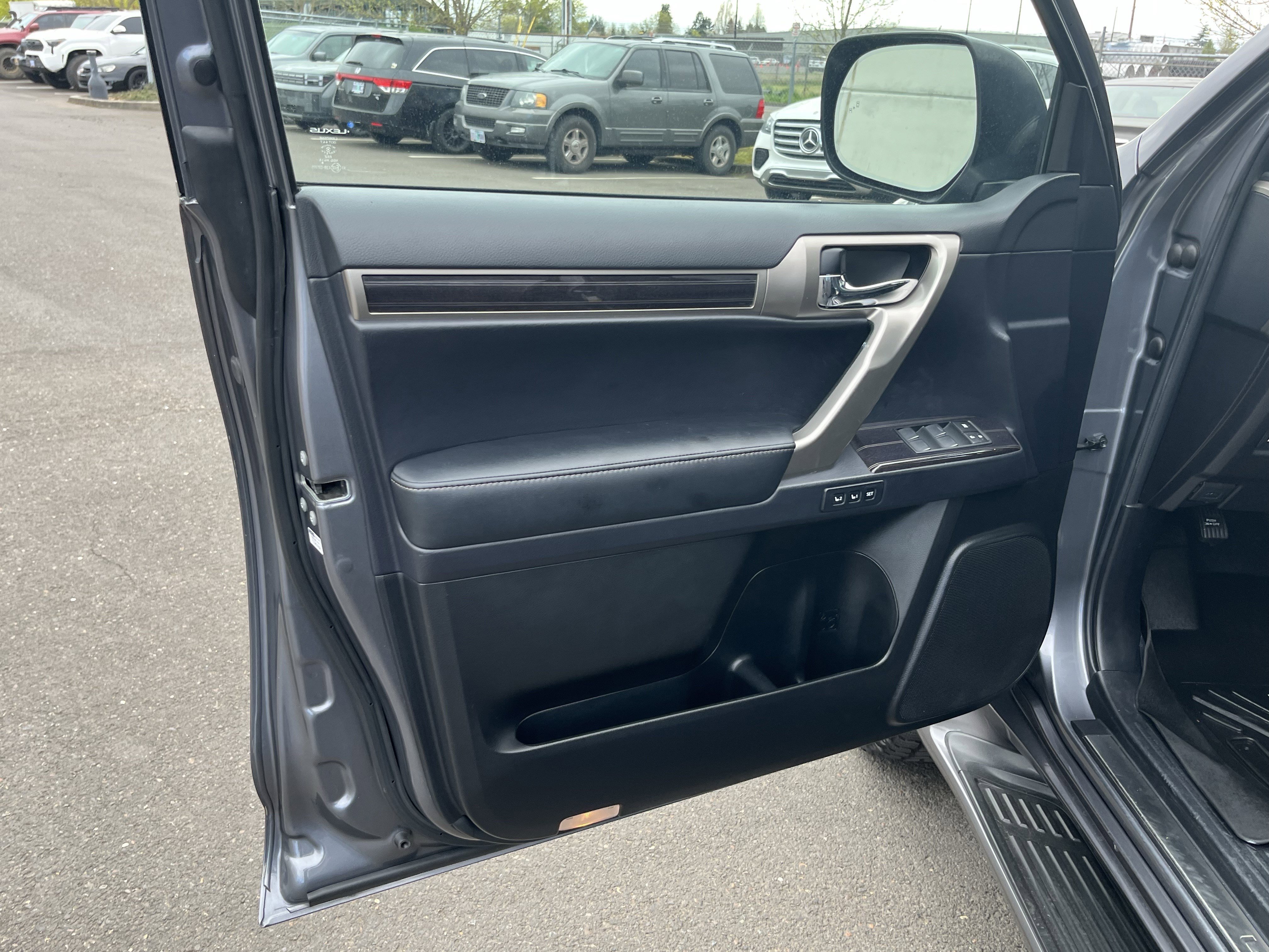 Used 2021 Lexus GX 460 Premium w/ Premium Package image 16