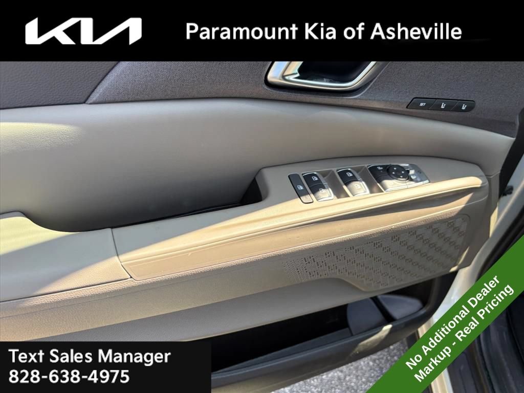 New 2026 Kia Carnival EX FWD image 24