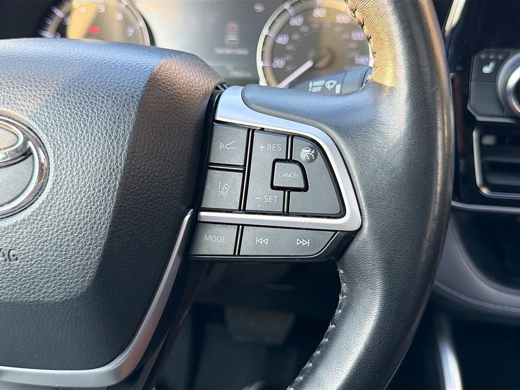 Used 2023 Toyota Highlander XLE FWD image 39