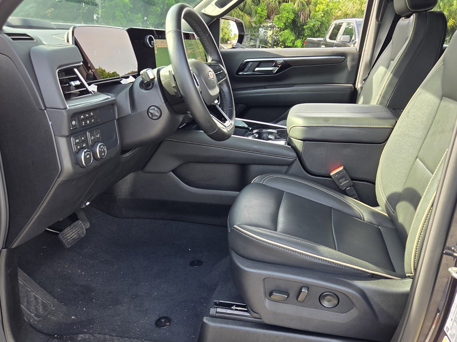 Used 2026 Chevrolet Suburban Premier AWD/4WD image 9