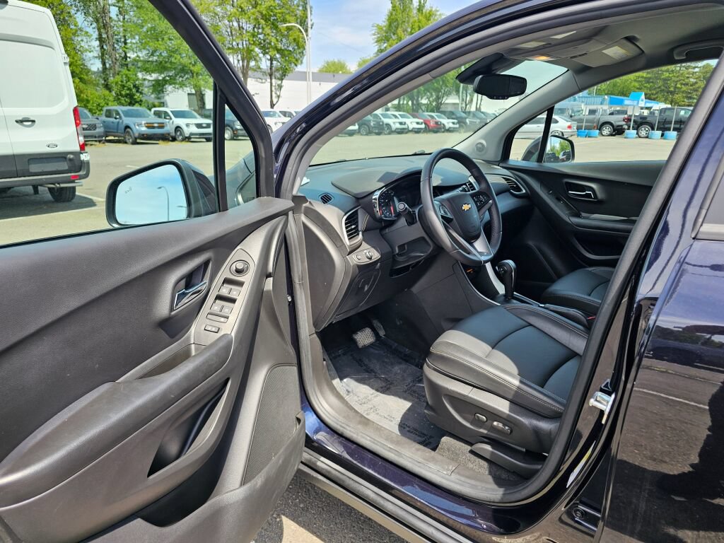 Used 2021 Chevrolet Trax LT w/ Premium Seat Package AWD/4WD image 14