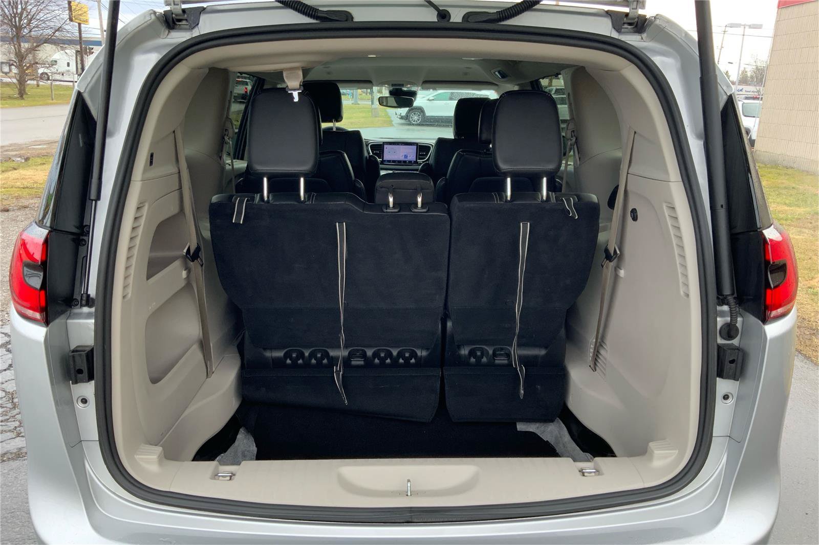 Used 2024 Chrysler Pacifica Touring-L FWD image 12