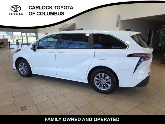 Used 2026 Toyota Sienna LE FWD image 9