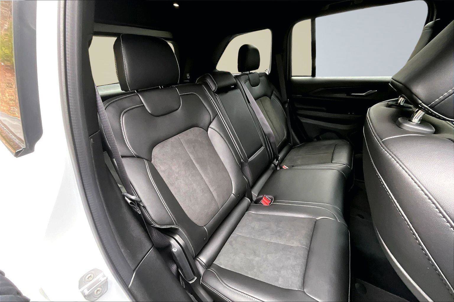 New 2025 Jeep Grand Cherokee Altitude image 10