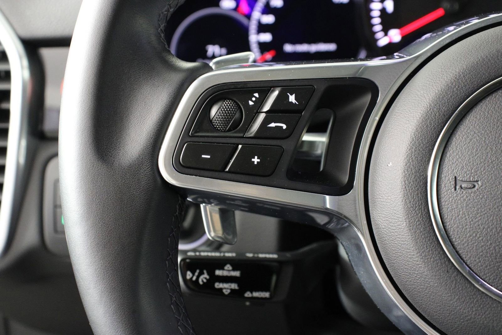 Certified 2023 Porsche Cayenne Platinum Edition image 14