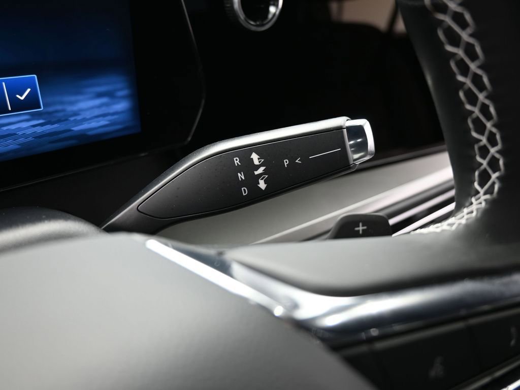 Used 2025 Chevrolet Traverse LT image 32