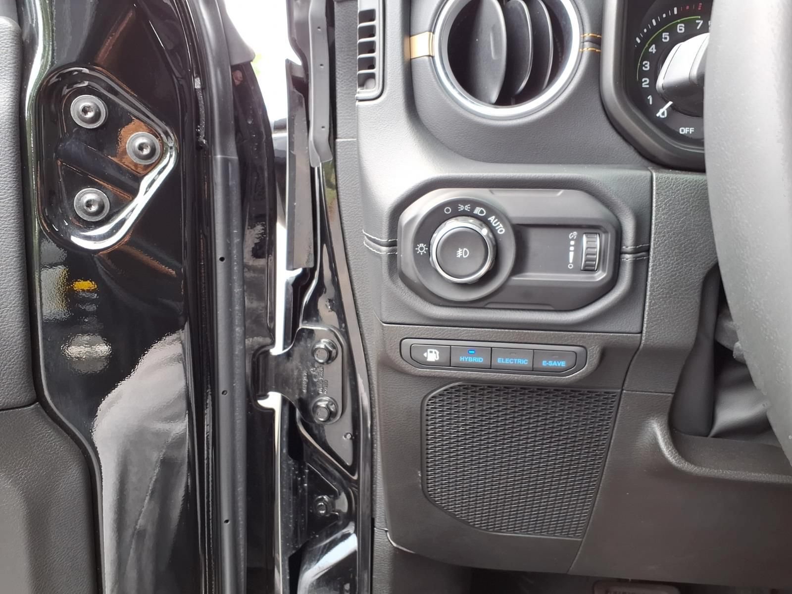 Used 2024 Jeep Wrangler Unlimited Sahara w/ Technology Group AWD/4WD image 15