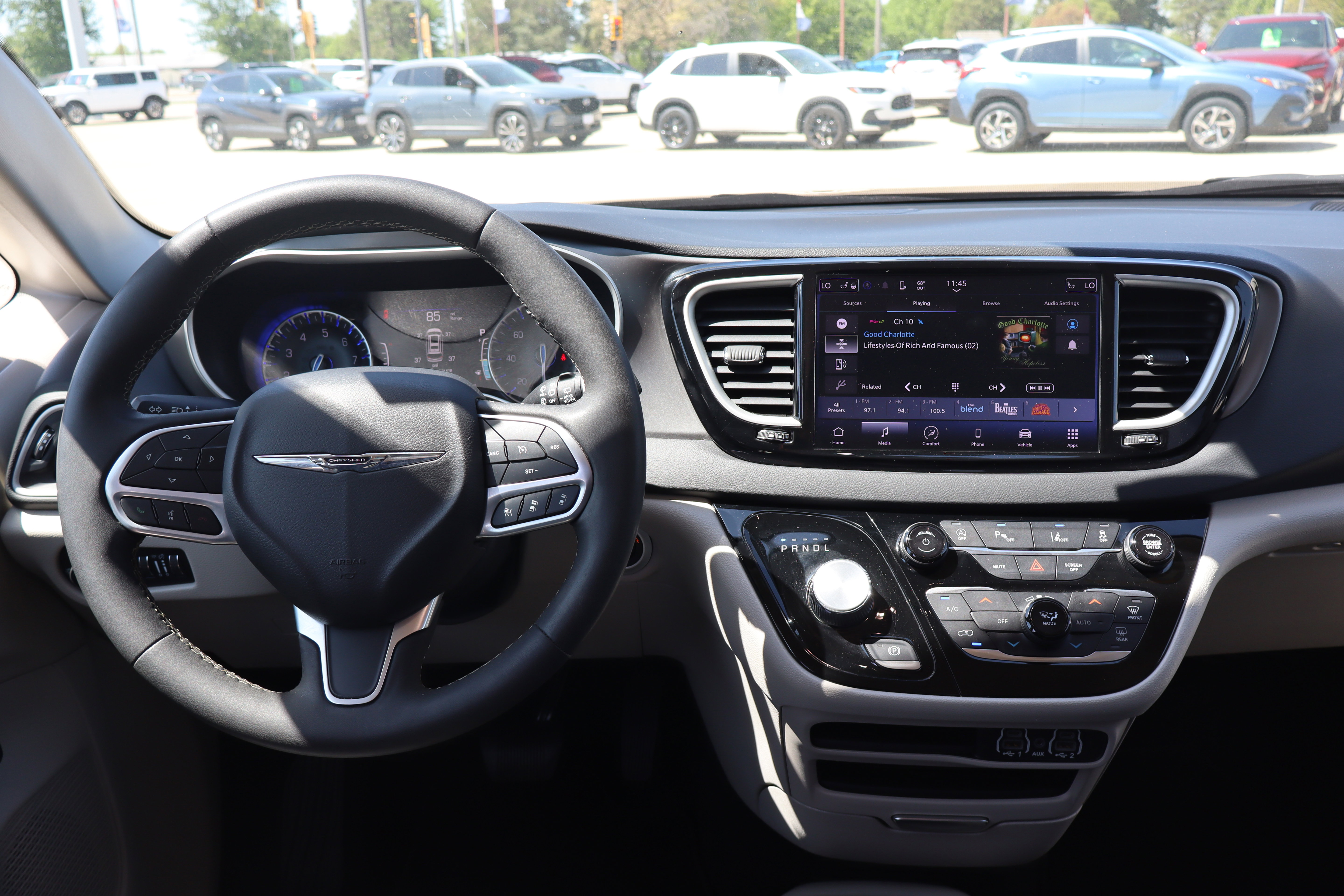 Used 2023 Chrysler Pacifica Touring-L FWD image 16