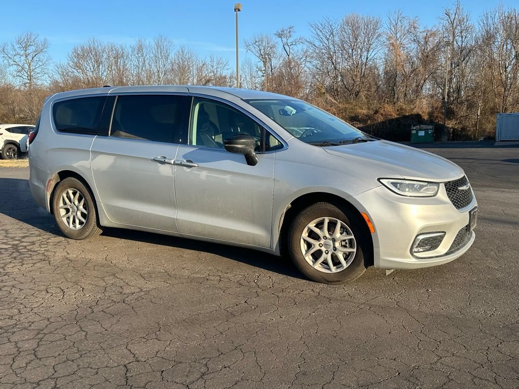 Used 2024 Chrysler Pacifica Touring-L FWD image 2
