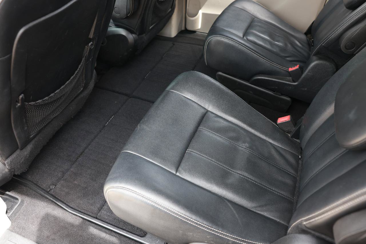 Used 2016 Chrysler Town & Country Touring FWD image 10