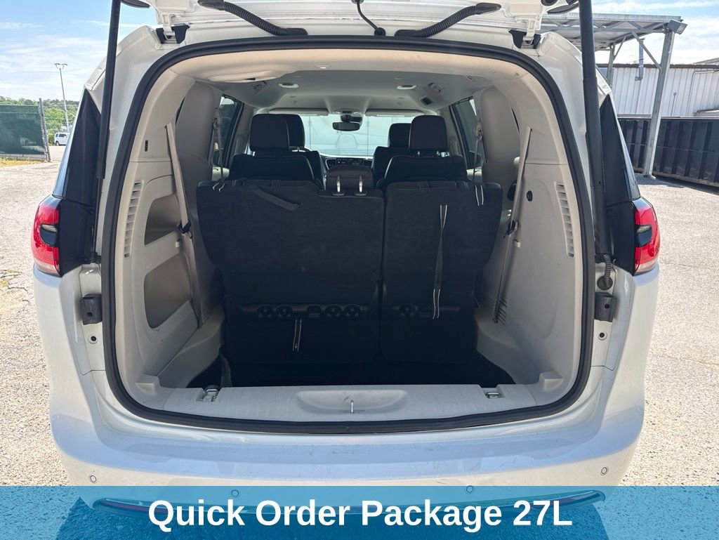 Used 2023 Chrysler Pacifica Touring-L FWD image 8