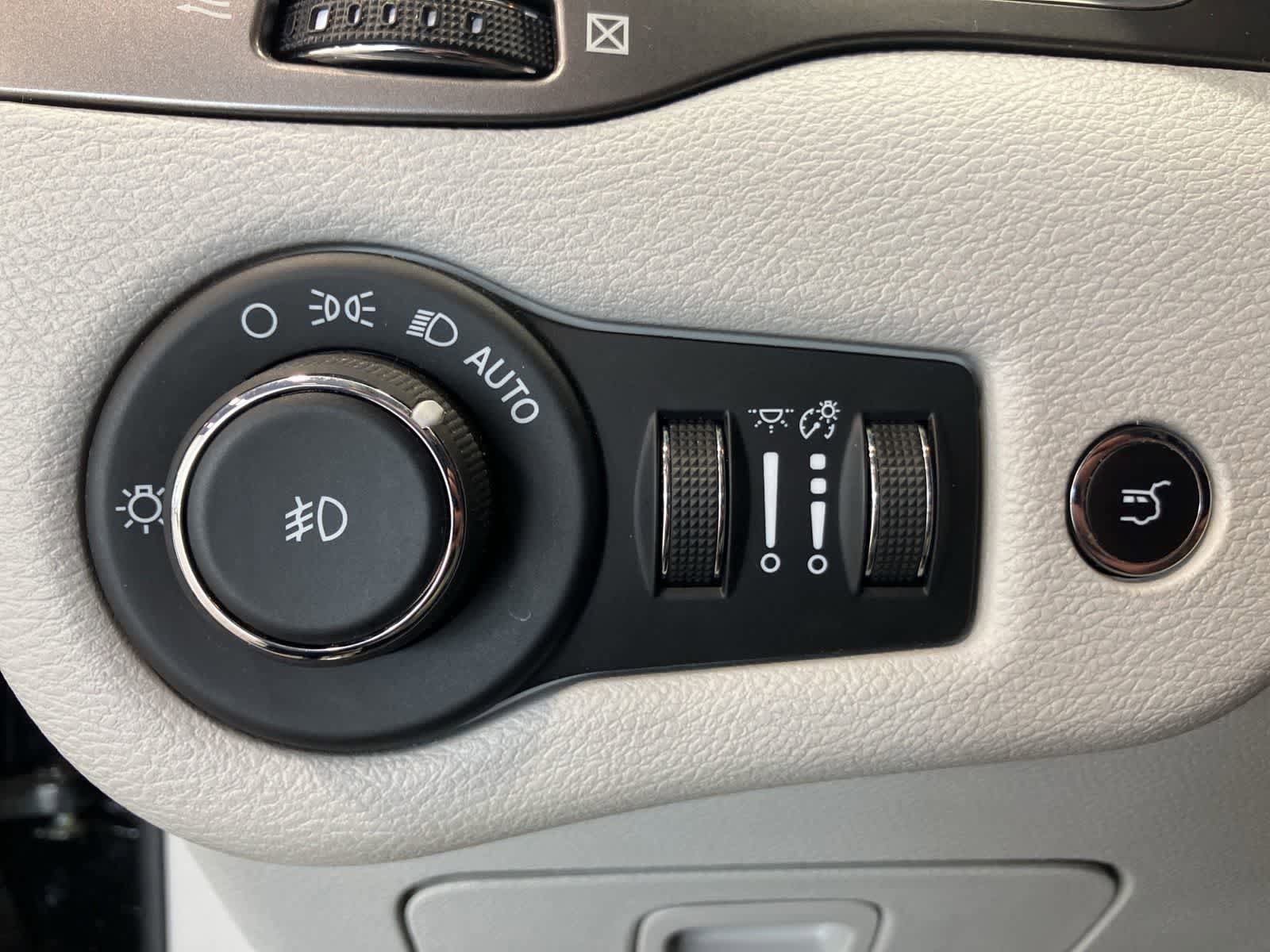 Used 2019 Jeep Cherokee Limited w/ Technology Group image 14