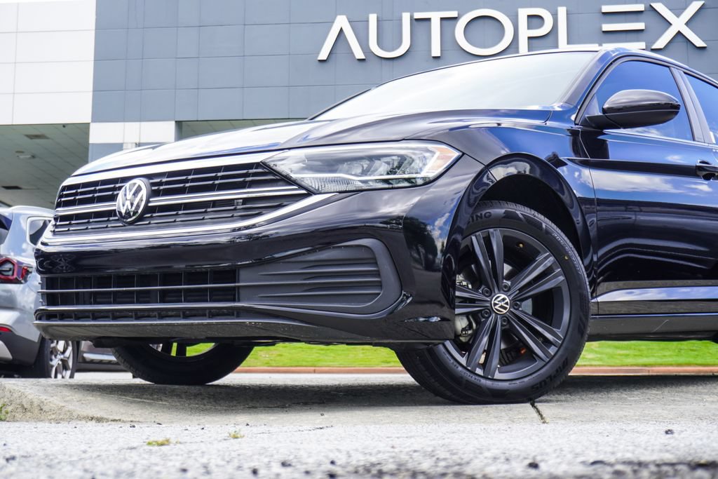 Used 2024 Volkswagen Jetta SE FWD image 2