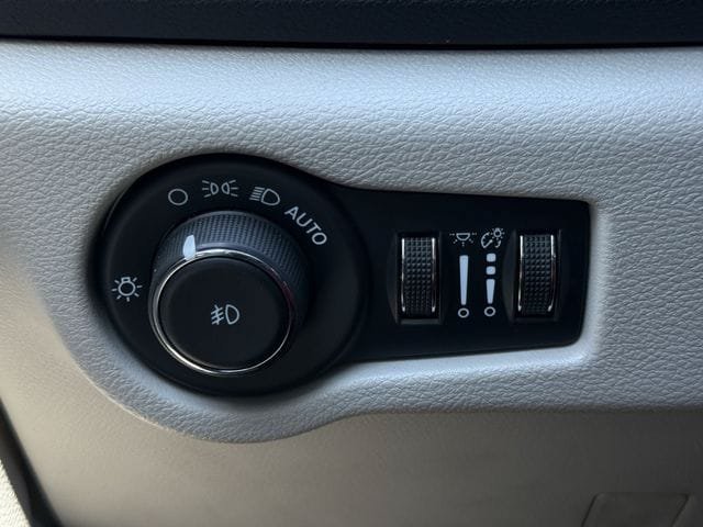 Used 2024 Chrysler Pacifica Touring-L FWD image 22