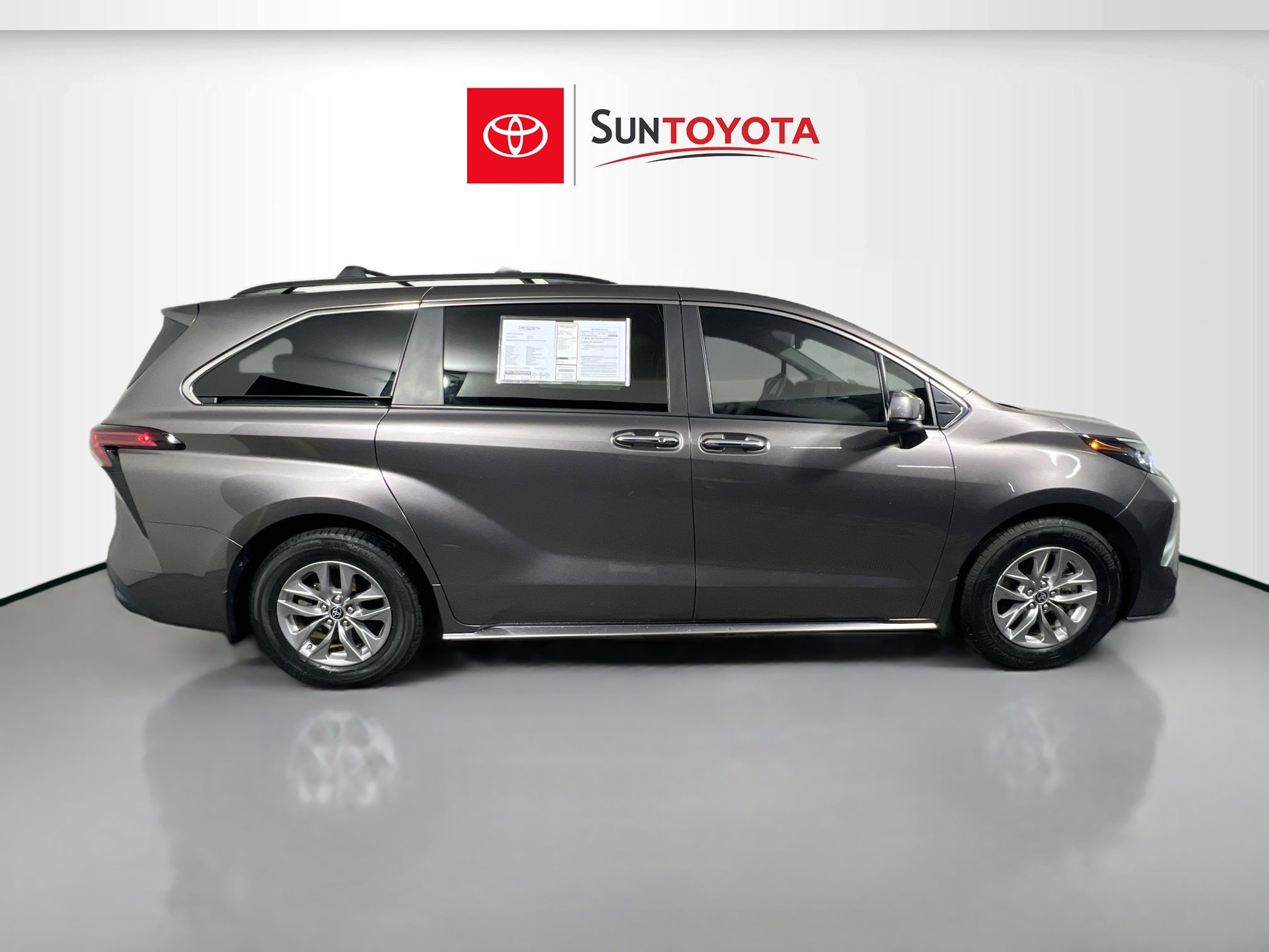 Used 2022 Toyota Sienna XLE w/ XLE Plus Package FWD image 2