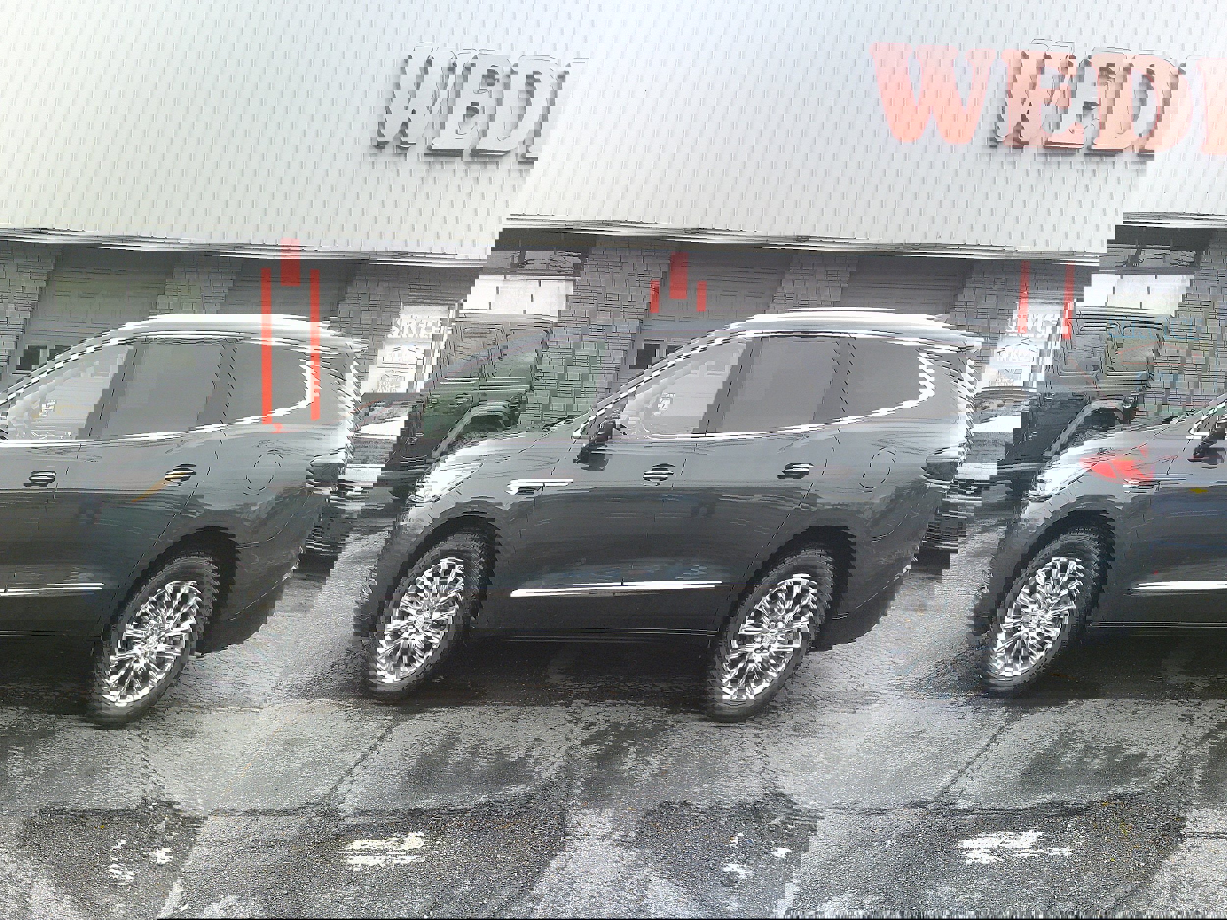 Used 2021 Buick Enclave Essence w/ Sound and Sites Package image 2