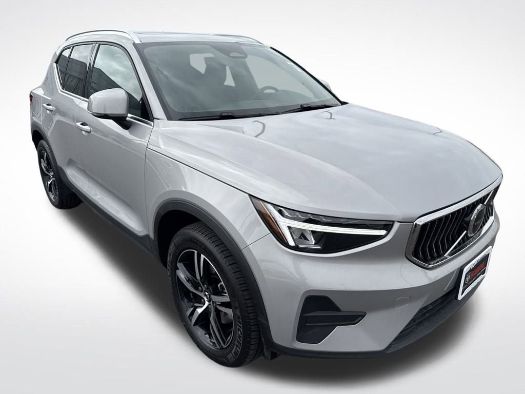 Used 2025 Volvo XC40 B5 Core image 16