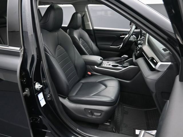 Used 2021 Toyota Highlander XLE image 28