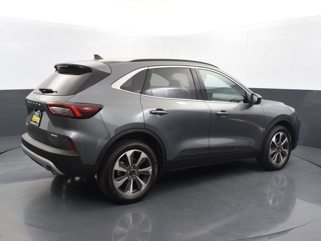 Used 2024 Ford Escape Platinum image 4