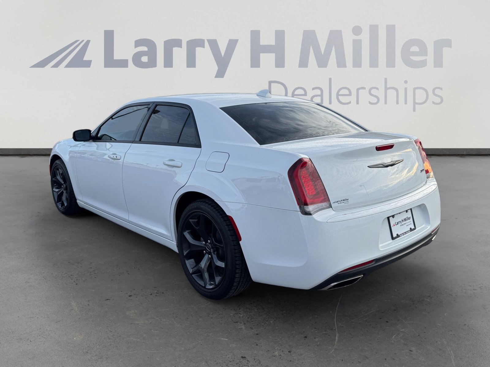 Used 2023 Chrysler 300 Touring w/ Sport Appearance Package image 3