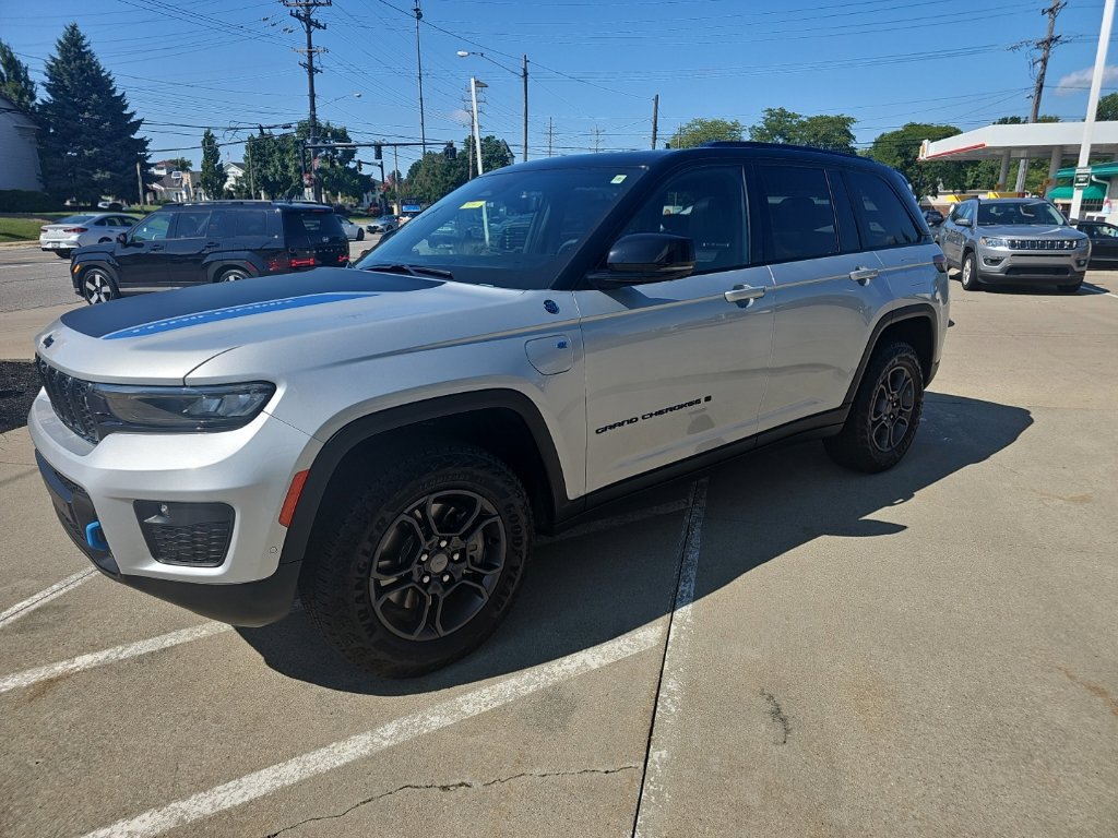 Certified 2024 Jeep Grand Cherokee Trailhawk w/ Advanced Protech Group II AWD/4WD image 10