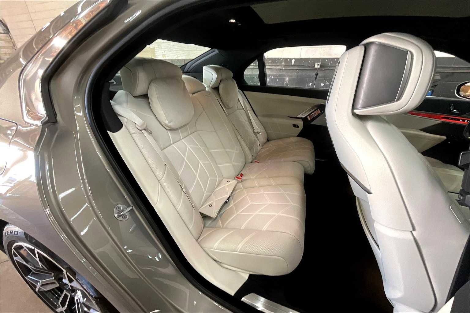 Used 2025 BMW i7 xDrive60 w/ Executive Package image 30