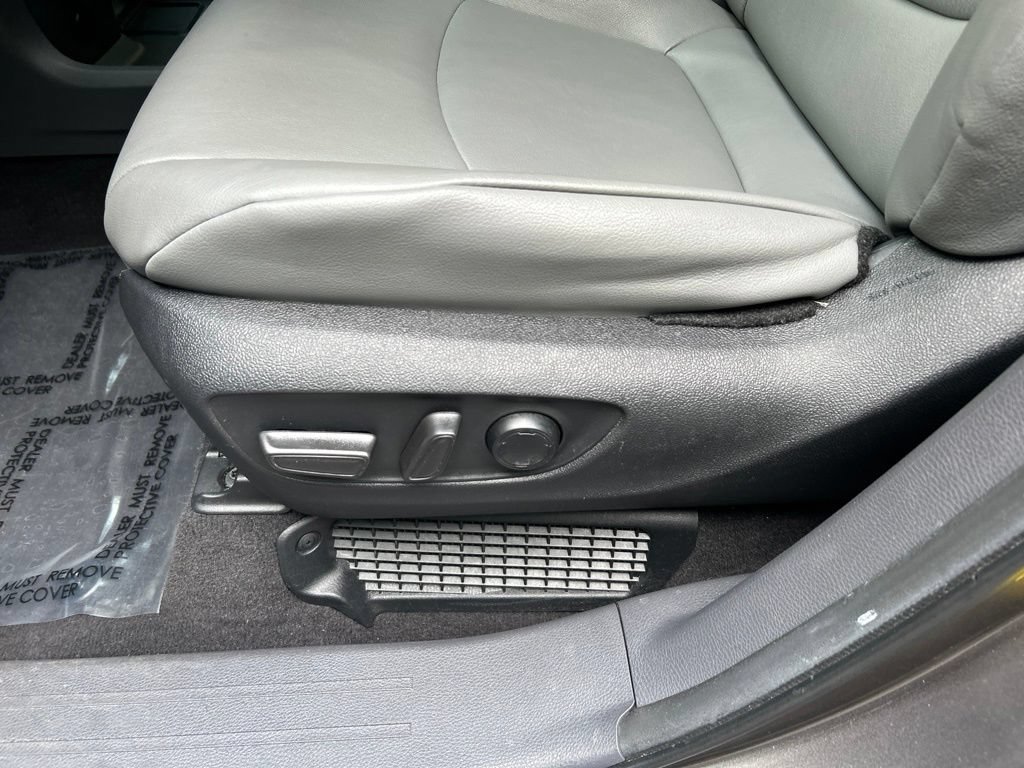 Used 2024 Toyota Sienna XLE FWD image 16