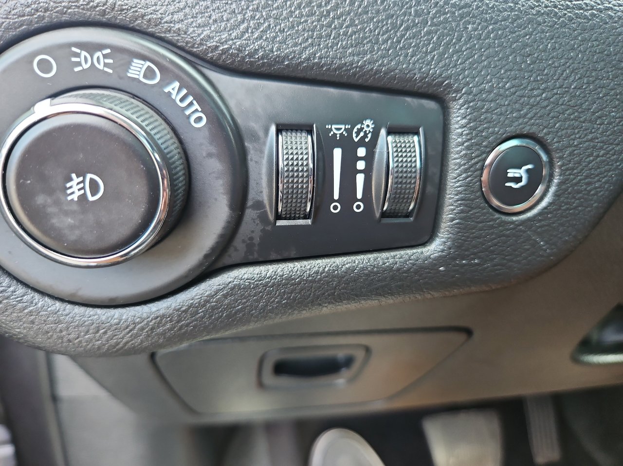 Used 2019 Jeep Cherokee Latitude Plus w/ Comfort/Convenience Group image 24