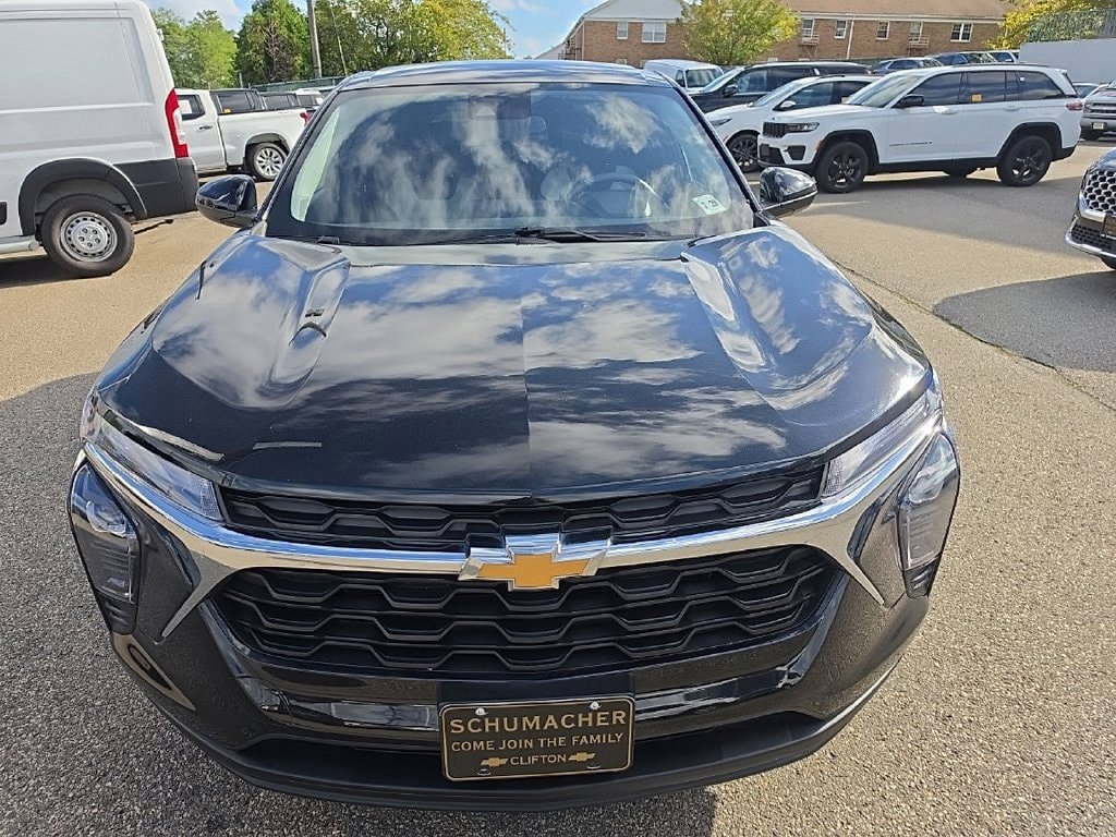 Used 2025 Chevrolet Trax LS w/ LS Convenience Package FWD image 8