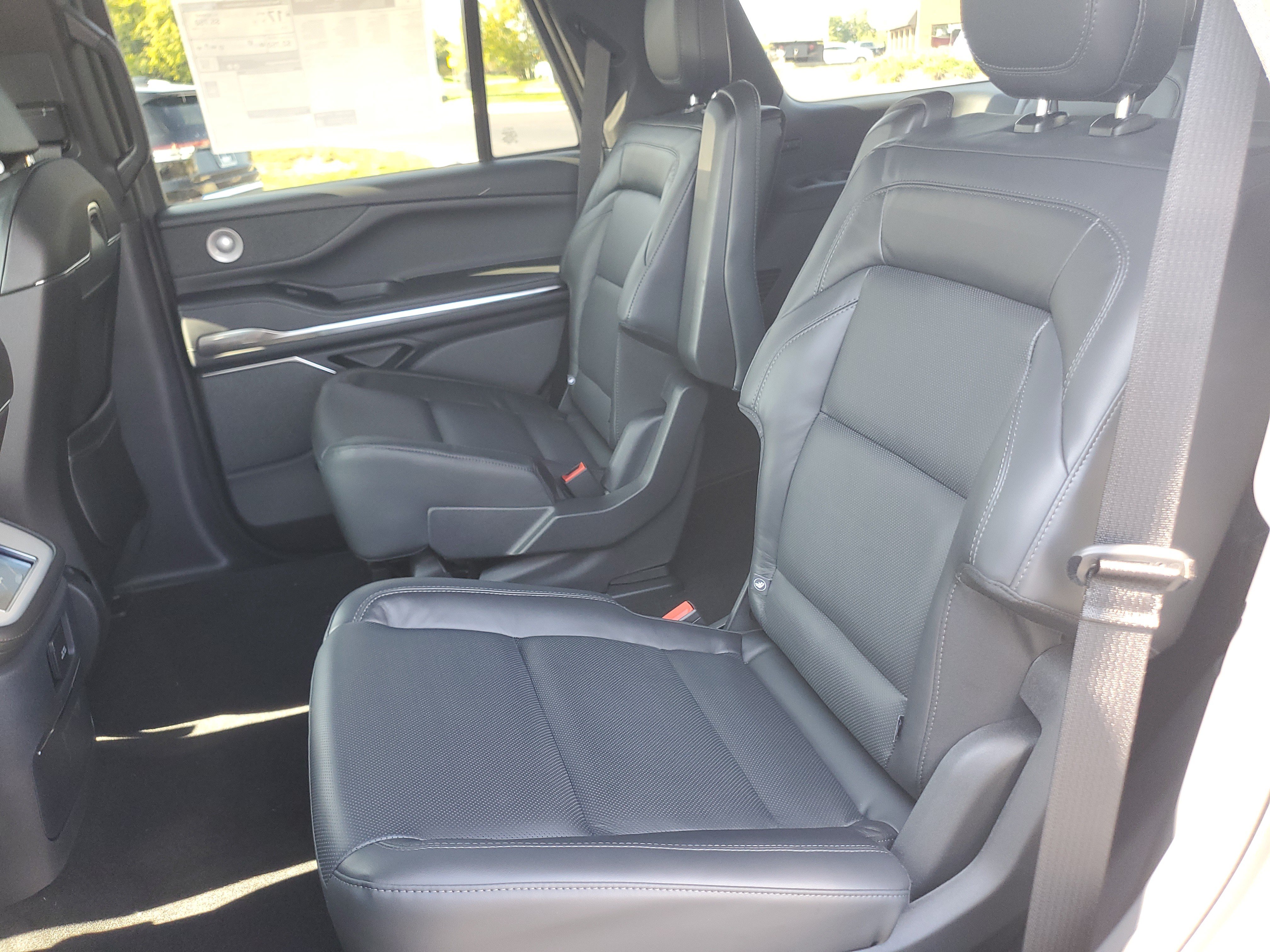 New 2027 Lincoln Navigator Reserve w/ Jet Appearance Package AWD/4WD image 31