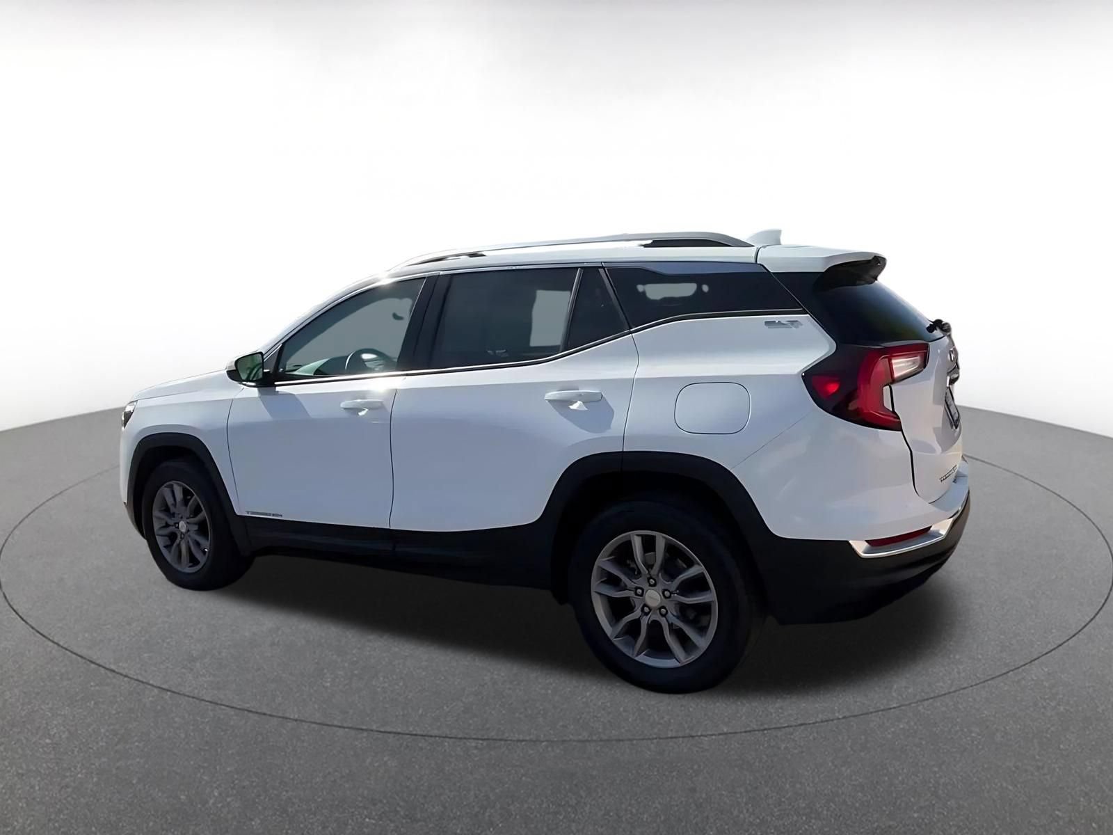 Used 2024 GMC Terrain SLT AWD/4WD image 10
