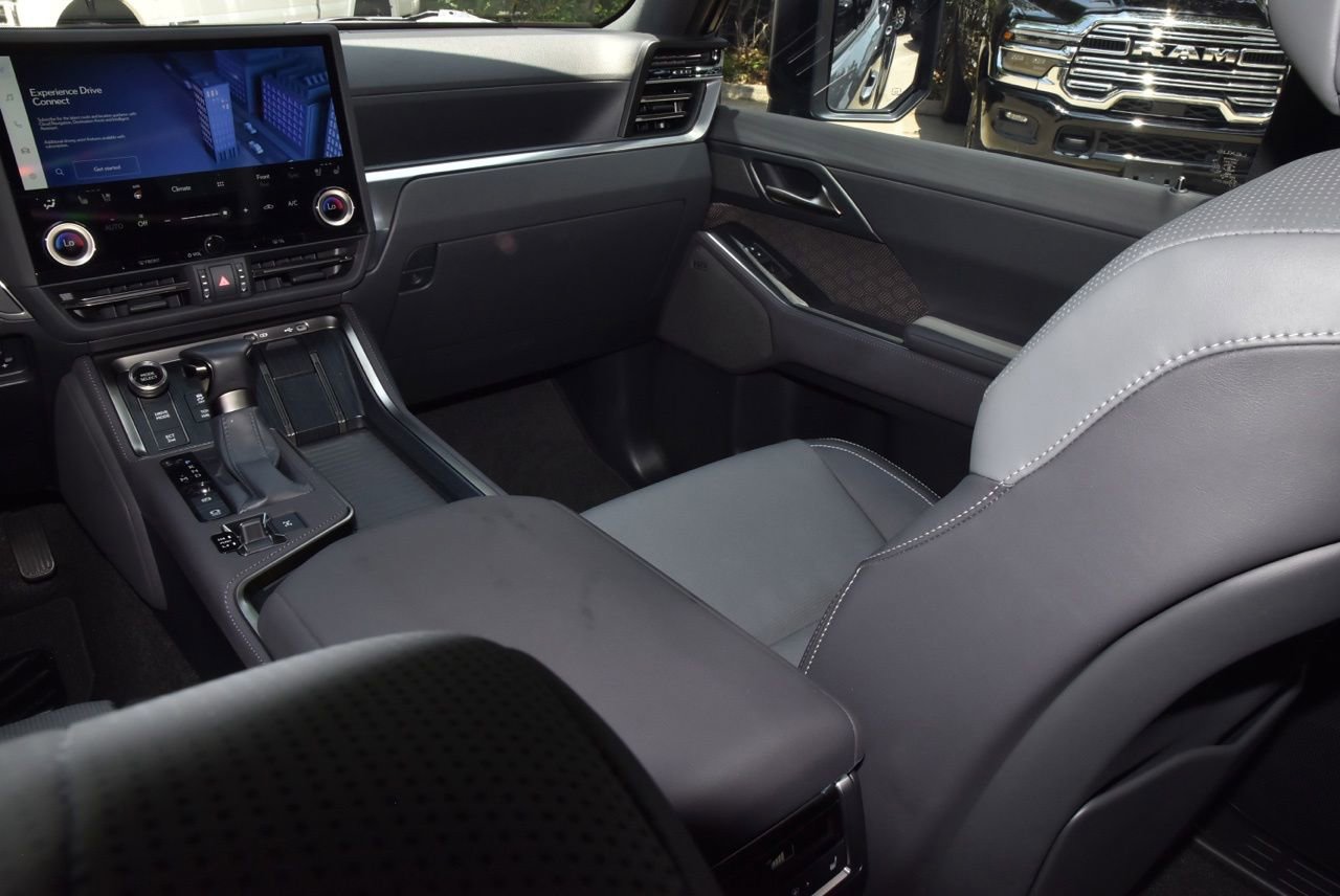 Used 2024 Lexus GX 550 w/ Accessory Package (Z1) AWD/4WD image 18