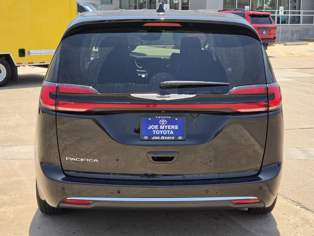 Used 2024 Chrysler Pacifica Touring-L FWD image 8