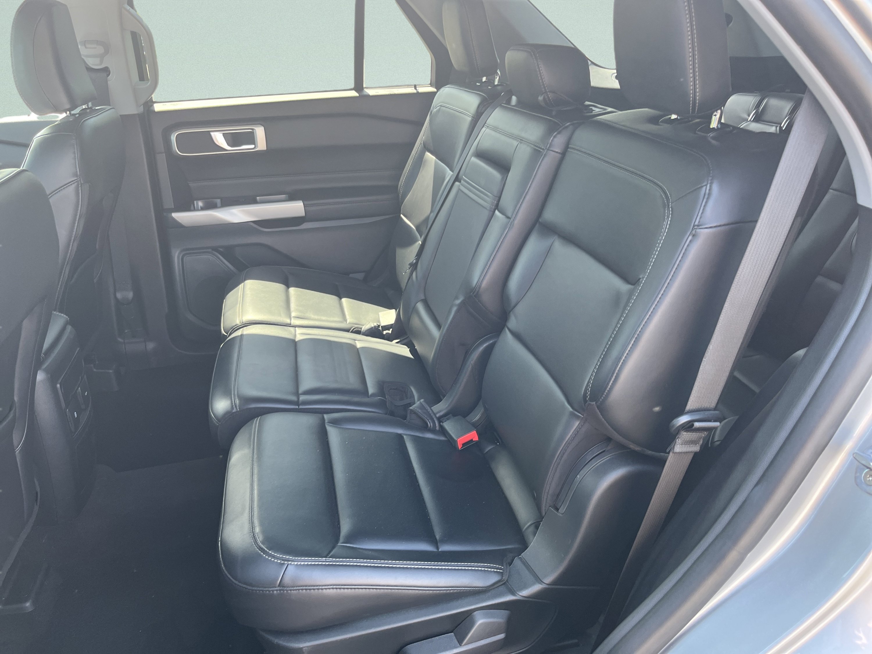 Used 2023 Ford Explorer XLT AWD/4WD image 9
