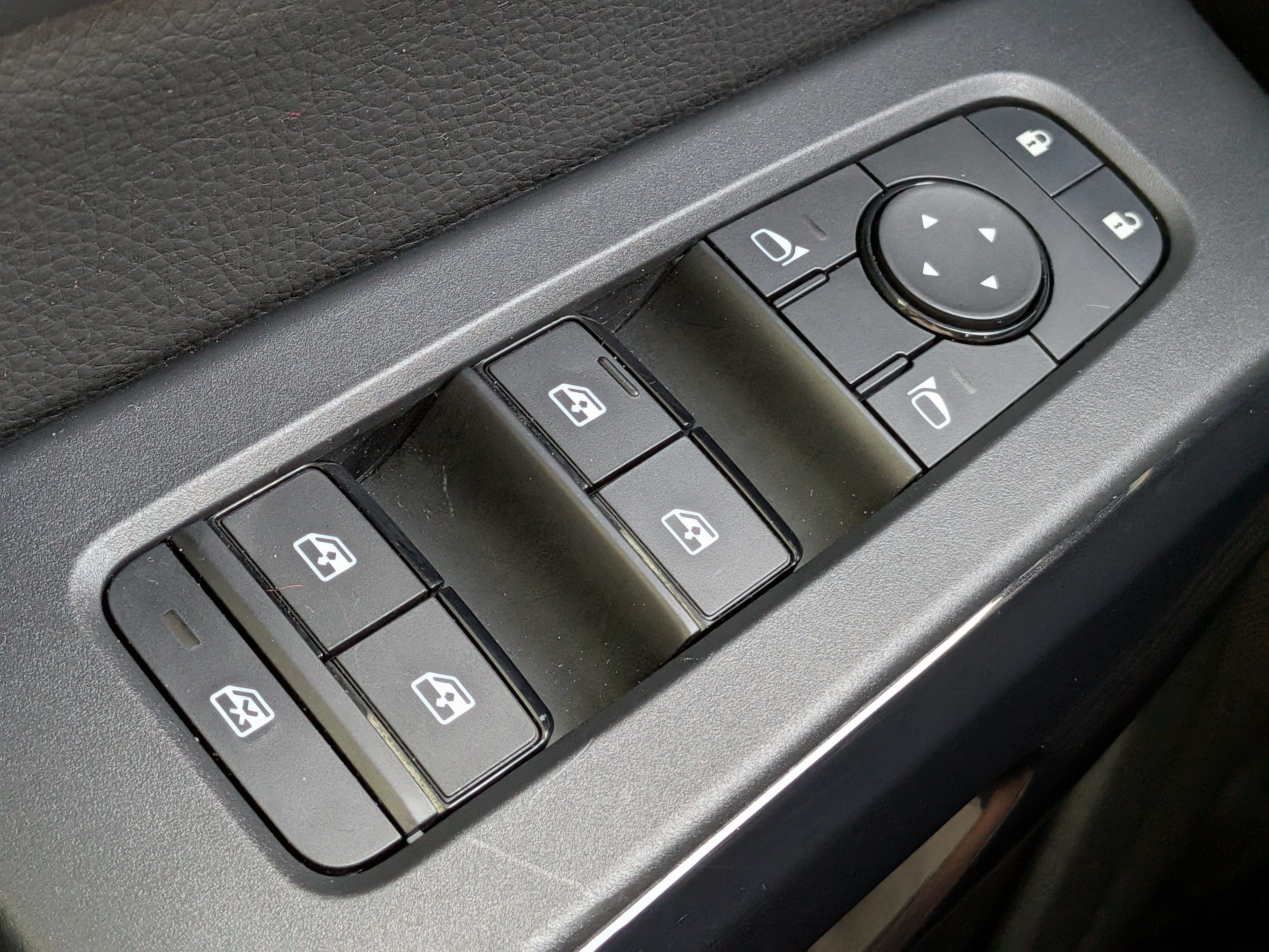 Certified 2024 Nissan Pathfinder SV FWD image 21
