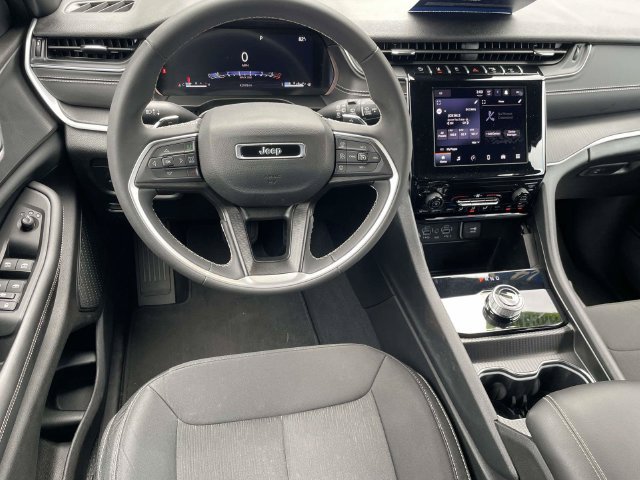 Used 2024 Jeep Grand Cherokee Laredo AWD/4WD image 4