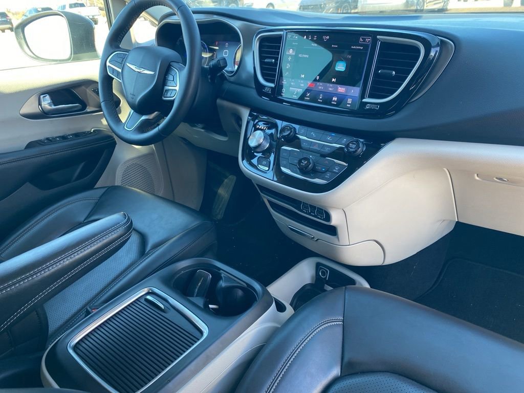 Used 2023 Chrysler Pacifica Touring-L image 7