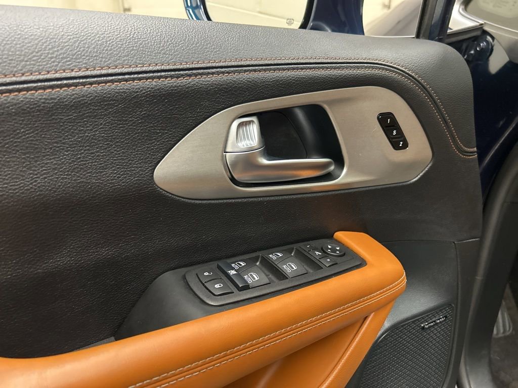 Used 2024 Chrysler Pacifica Pinnacle w/ Trailer Tow Group AWD/4WD image 28