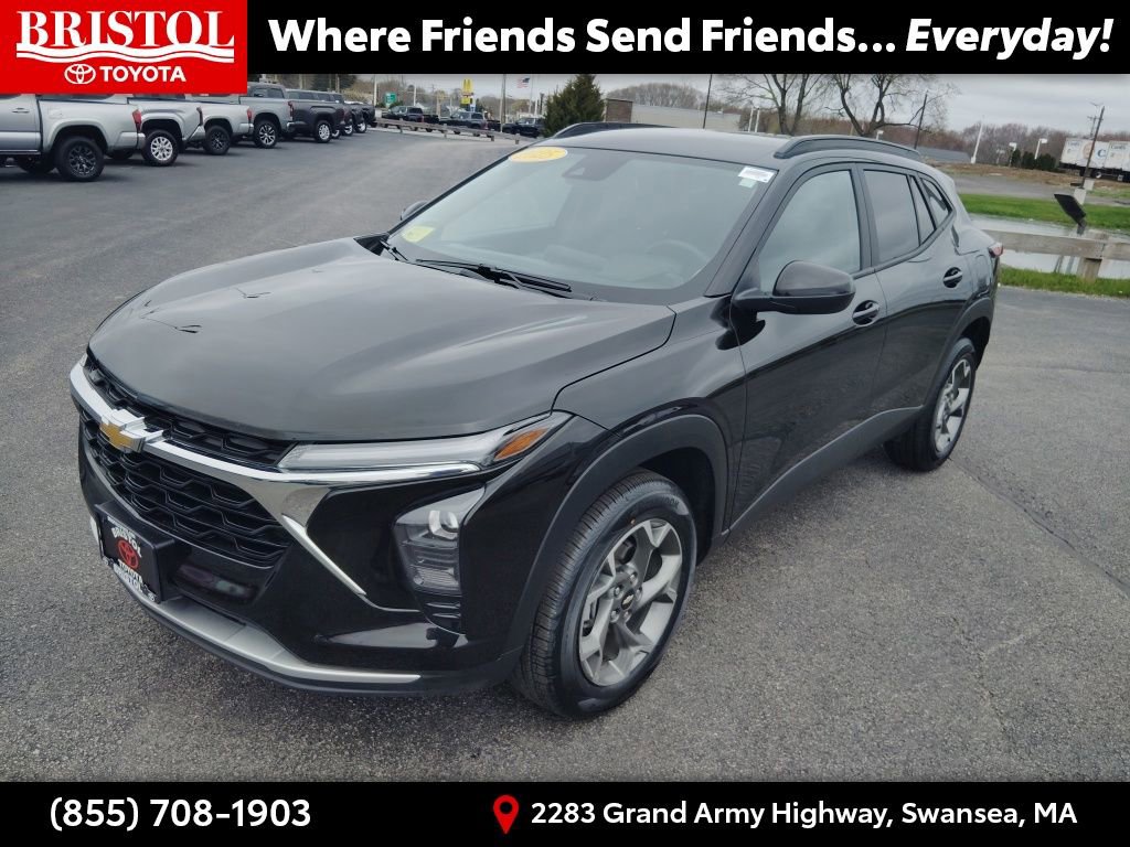 Used 2025 Chevrolet Trax LT w/ LT Convenience Package FWD image 3