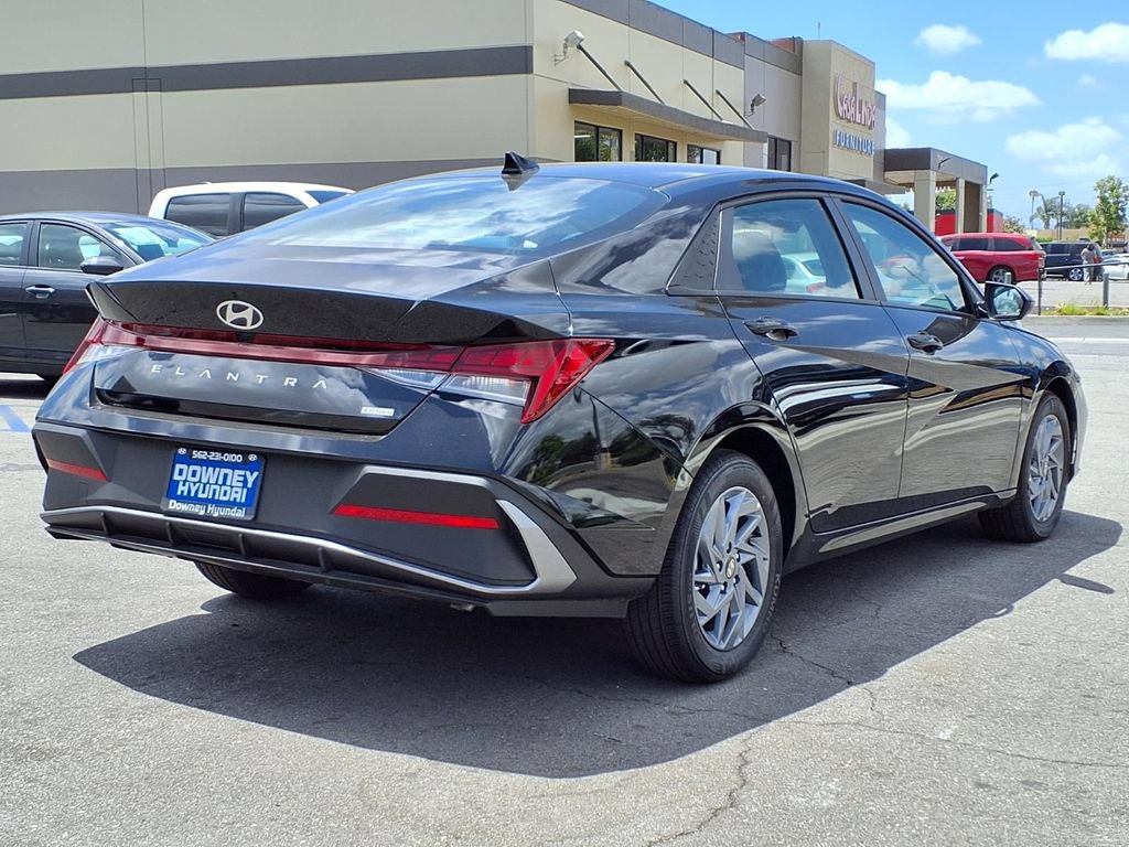 New 2026 Hyundai Elantra Hybrid FWD image 4