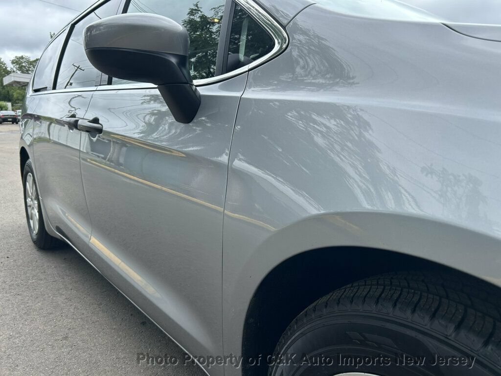 Used 2020 Chrysler Voyager L FWD image 21