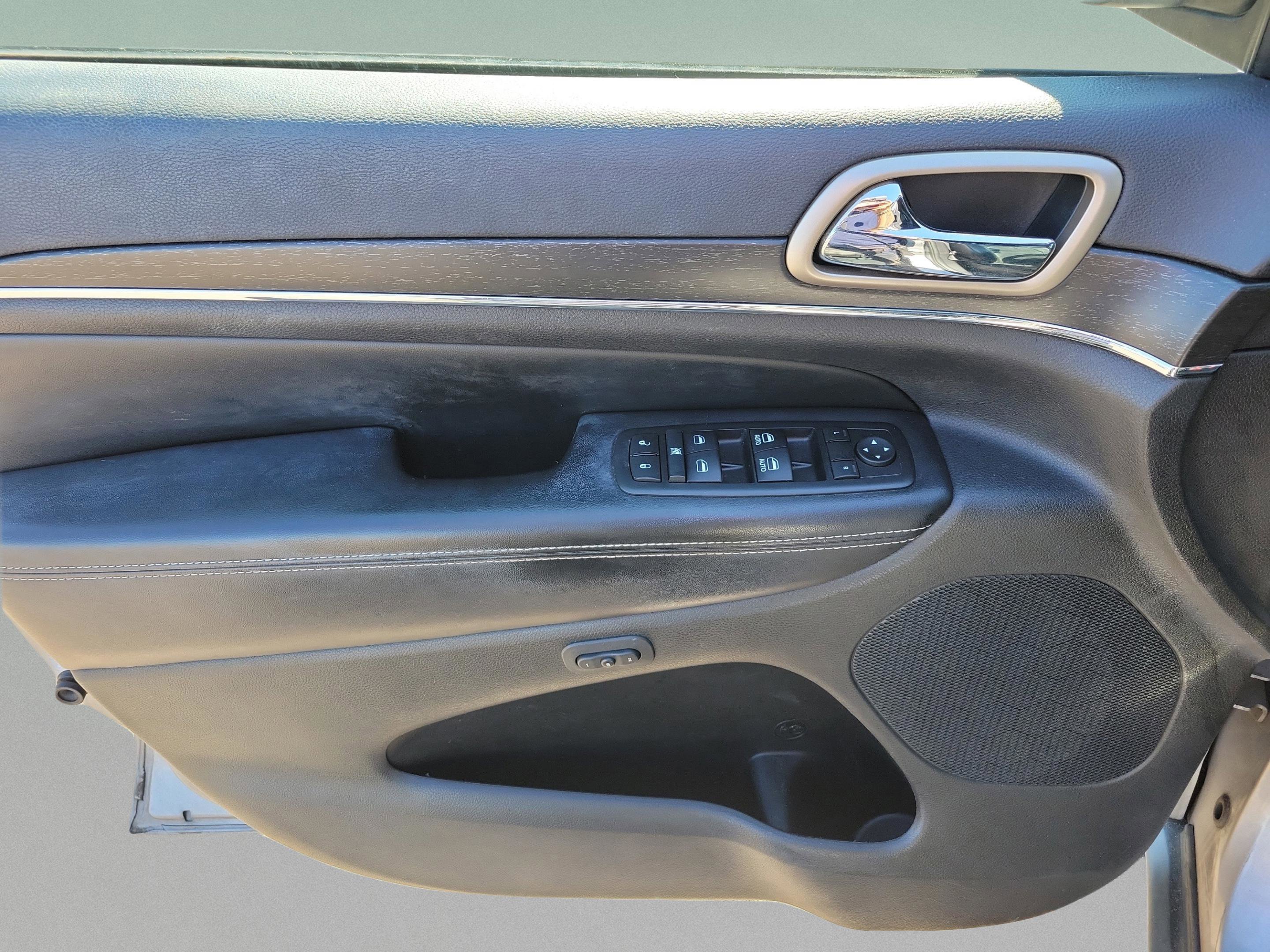 Used 2015 Jeep Grand Cherokee Limited w/ Luxury Group II image 13