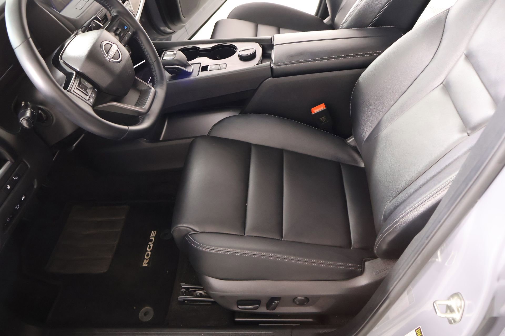 Used 2025 Nissan Rogue SL w/ SL Premium Package image 11