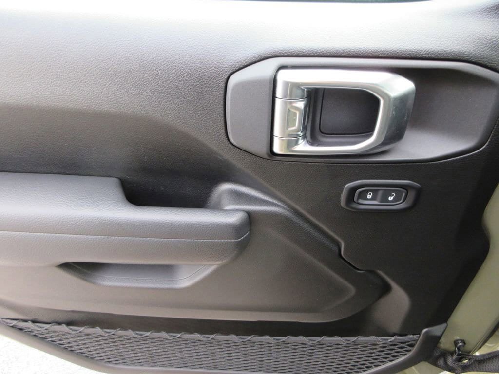 Used 2025 Jeep Wrangler Sport AWD/4WD image 13