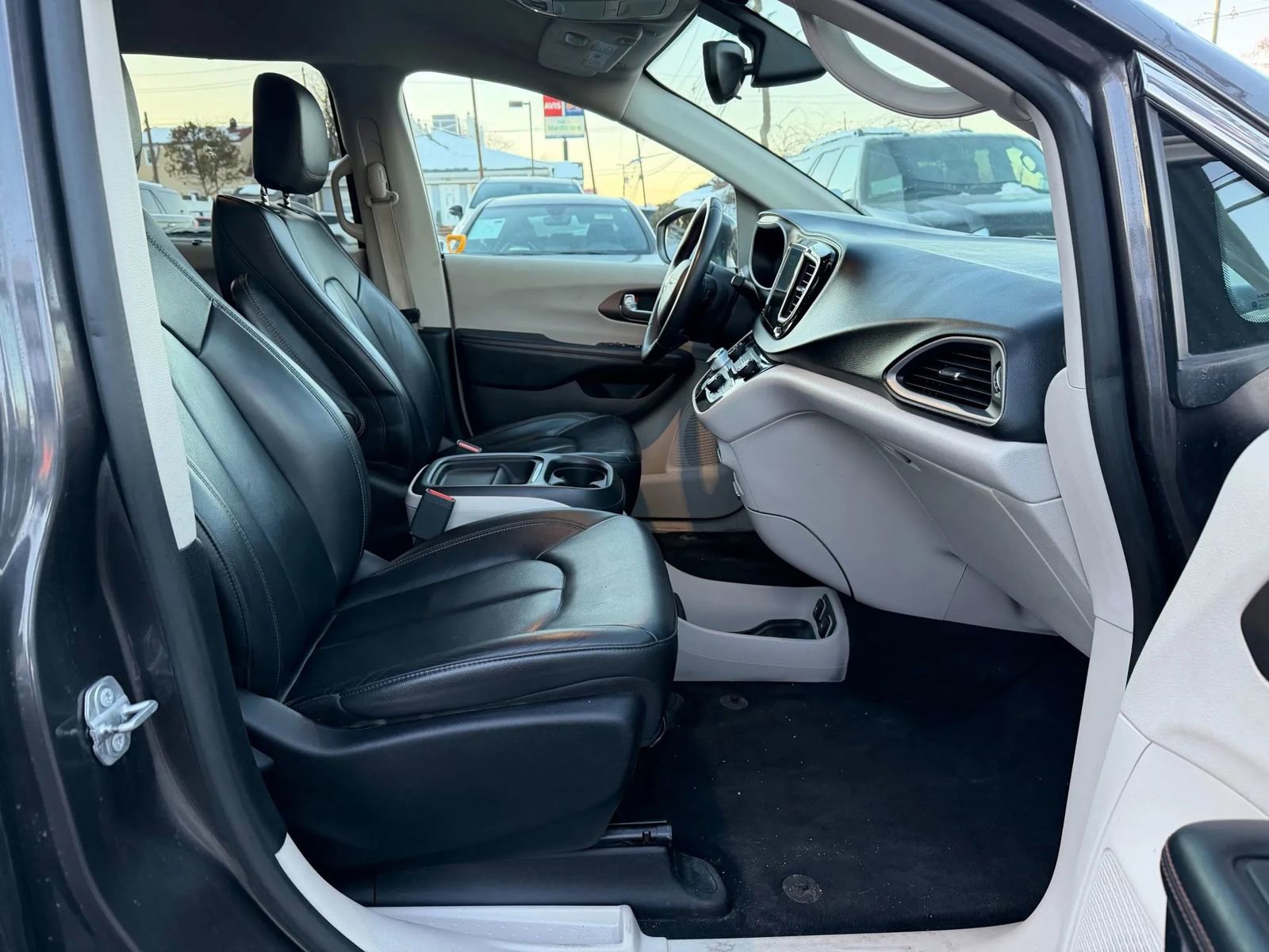 Used 2017 Chrysler Pacifica Touring-L image 25